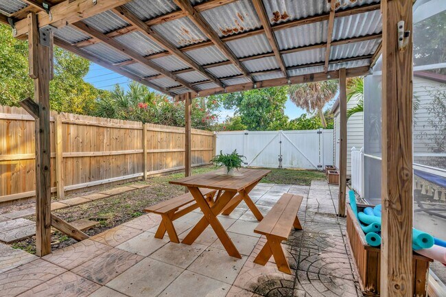 Building Photo - 3 BEDROOM 2 BATHROOM POOL HOME LOCATED IN ST. PETERSBURG