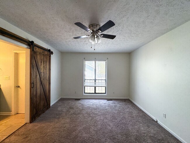 Building Photo - Beautiful 3 Bed 2 Bath Home with Fenced Backyard