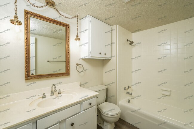 Building Photo - 6905 S Oswego Ave