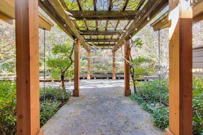 Building Photo - 28 Meadow Rd