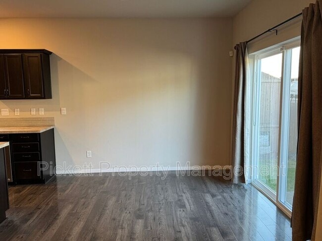 Building Photo - 6500 Hornet Cir NE