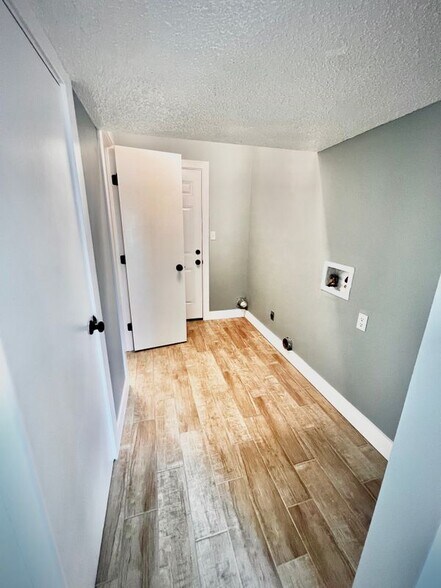 Building Photo - 525 N Betty Jo Dr