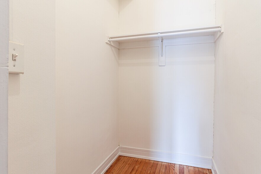 Building Photo - 2819 N Pine Grove Ave