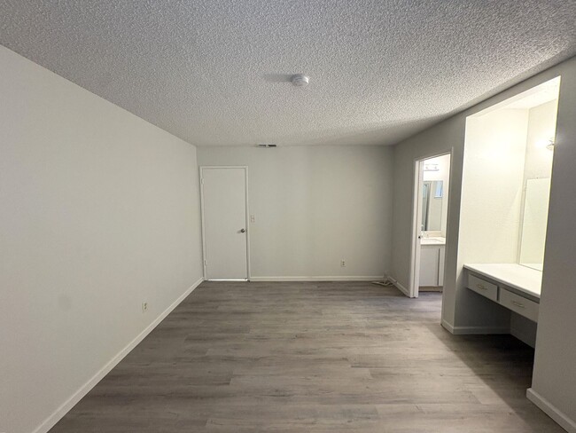 Building Photo - Wonderful 2bd/2ba Fair Oaks Duplex with Garage