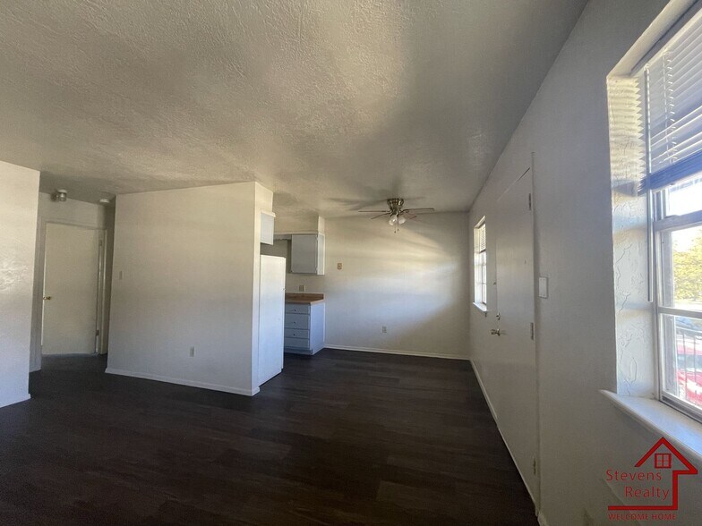 Building Photo - 1502 NW Kingsbury Ave