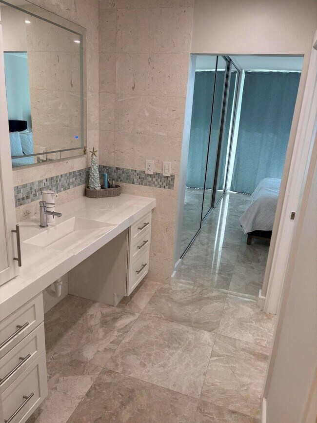 Building Photo - 9940 S Ocean Dr