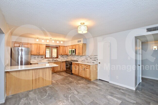 Building Photo - 6212 S Taylor Dr