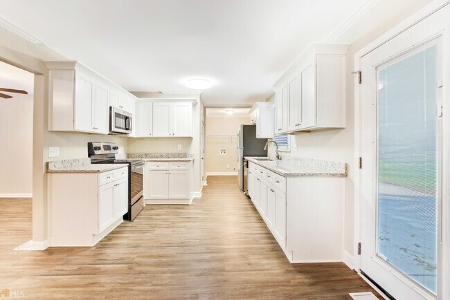 Building Photo - 3661 Collins Dr
