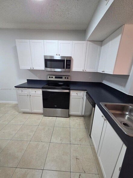 Building Photo - 8871 Wiles Rd