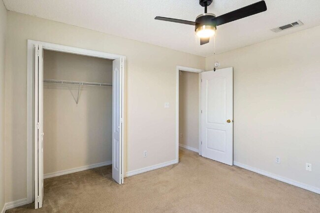 Building Photo - 4 bedroom 2 bathroom home in SW Pensacola ...