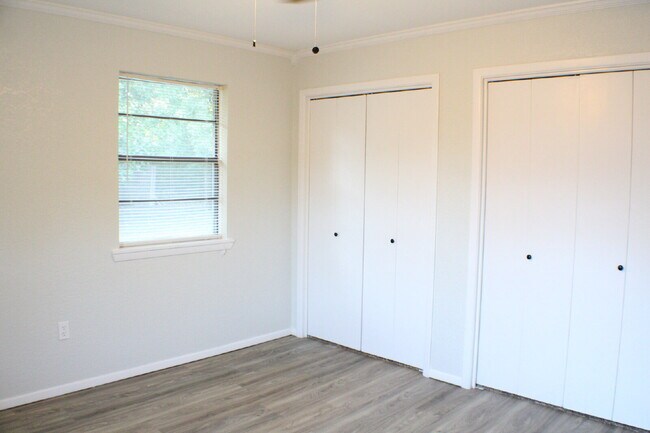 Building Photo - Unit 1 is a 2 Bedroom, 1 Bath in the Quite Country of Johnson County