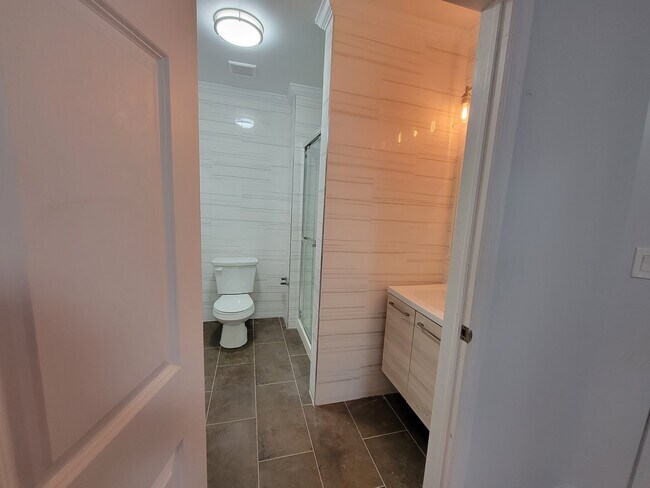 1st floor master room bathroom - 6401 155th St