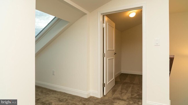 Building Photo - 2 PEACOCK Way