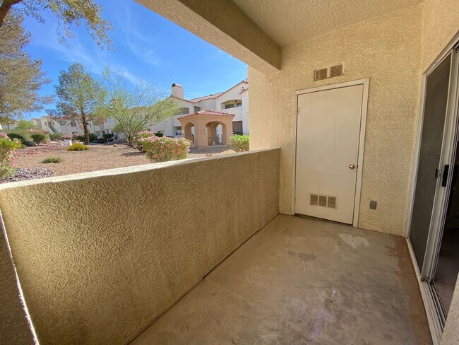 Building Photo - Charming 2Bed/2Bath 1st Floor Condo nestle...