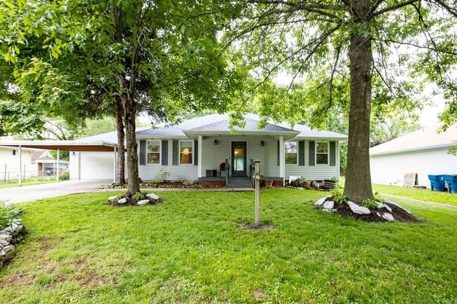 Building Photo - COMING SOON!! Quaint 3 bedroom home! If yo...