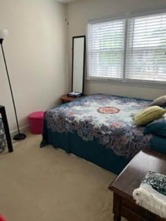 Building Photo - Charming updated 3 bedroom and 2.5 bath To...