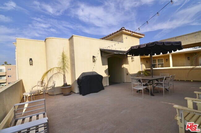 Building Photo - 5703 Laurel Canyon Blvd