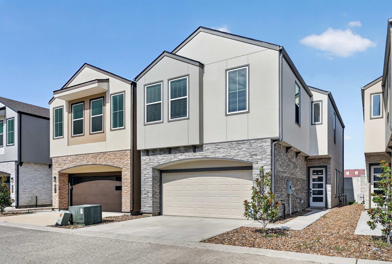 Building Photo - 2926 El Fenice Ln