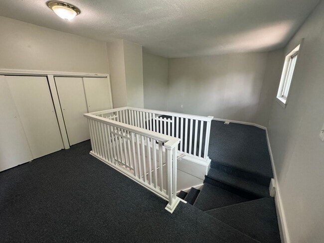 Building Photo - Gorgeous 3 bed 2 bath Eastpointe bungalow ...