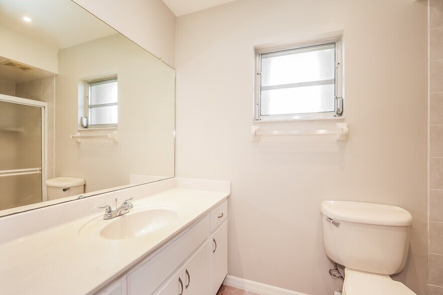 Building Photo - 2130 SE 9th Terrace