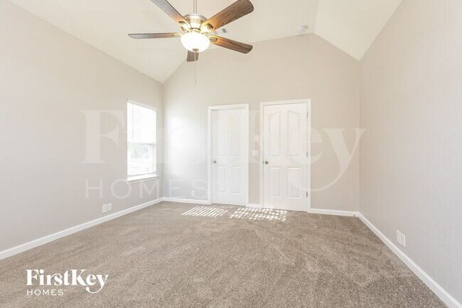 Building Photo - 4006 Summit Dr