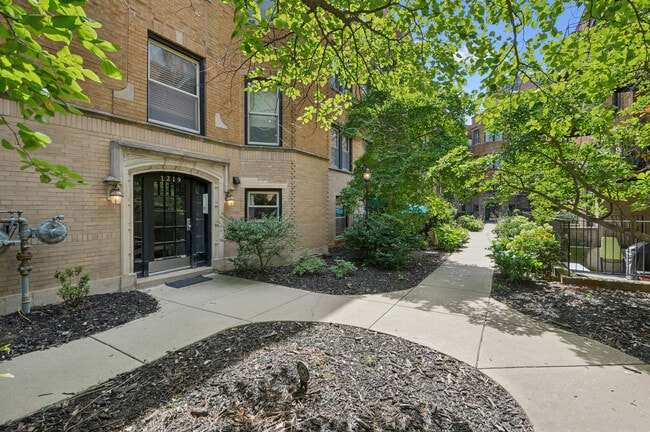 Building Photo - 1219 W Greenleaf Ave