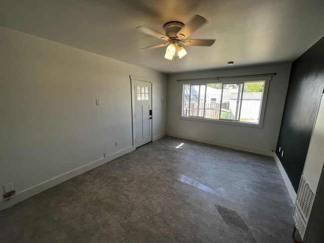 Building Photo - 952 Steffanich Dr