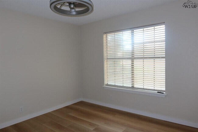Building Photo - 5030 Edgecliff Dr