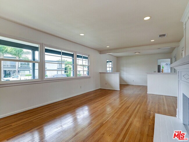 Building Photo - 7101 W 85th St