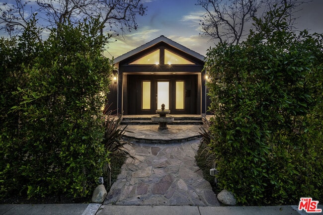 Building Photo - 445 Westmount Dr