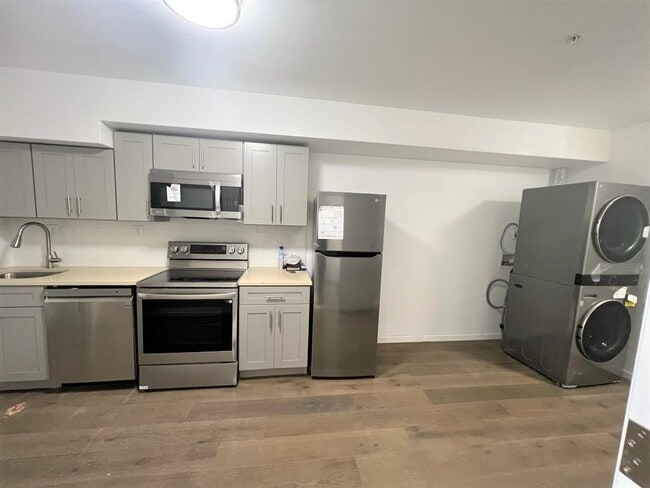 Primary Photo - 1015 Spruce St