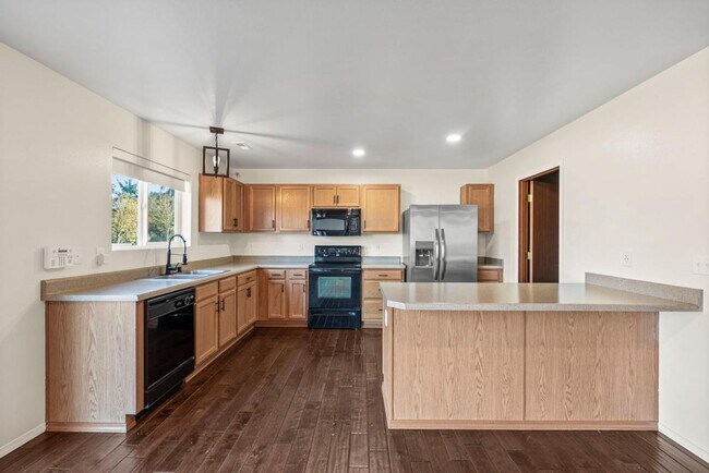 Building Photo - Updated and Spacious 3 Bed Yelm Rental!