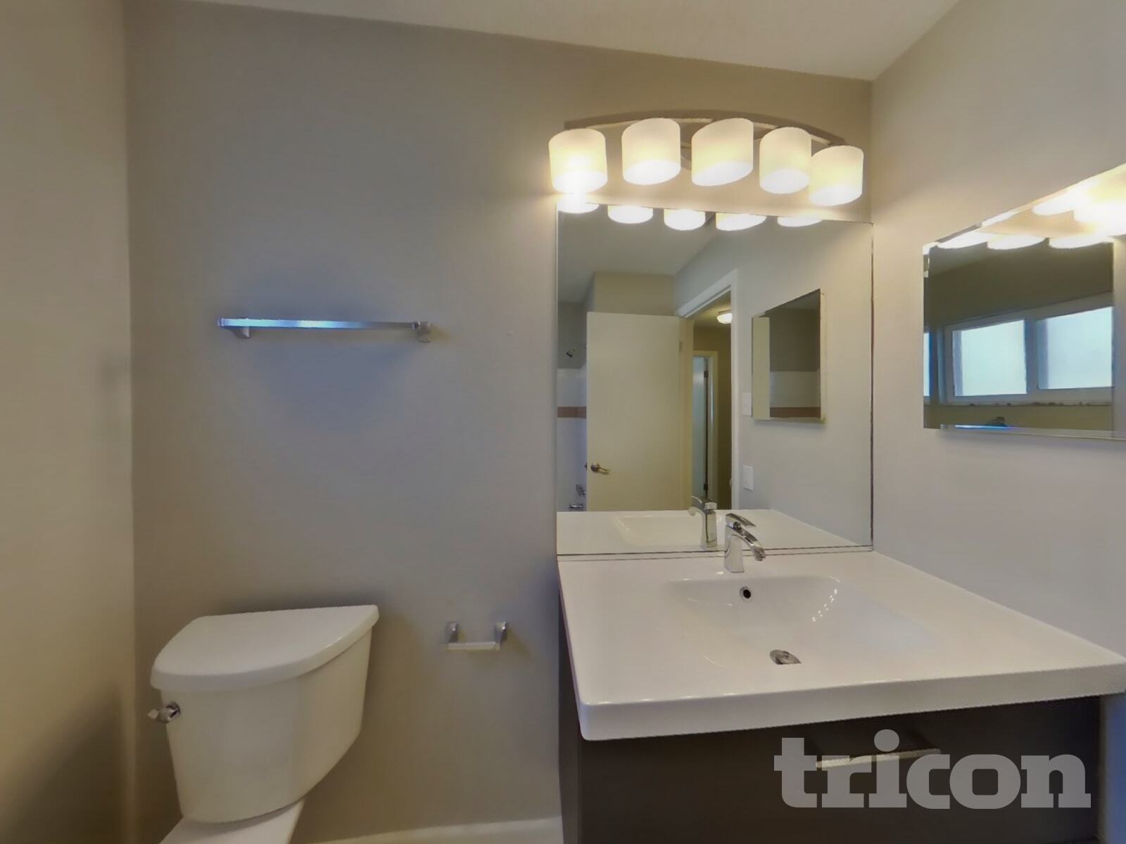 Building Photo - 546 W Palmeden Dr