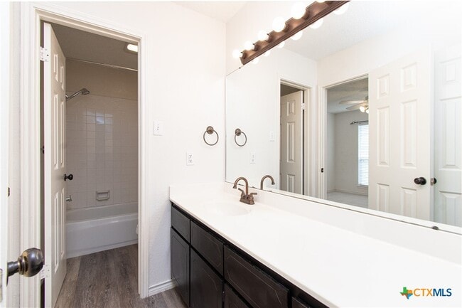 Building Photo - 524 Neches St