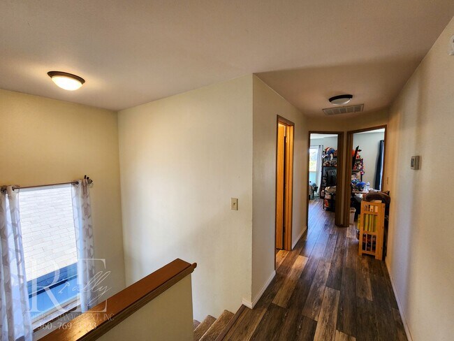 Building Photo - Inviting Vaulted 2-Story