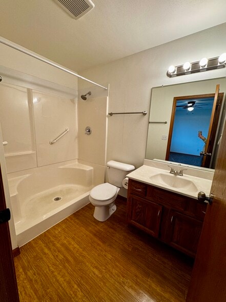 Master Bedroom Bathroom - 3719 S Berryfield Ln