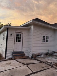Building Photo - 404 E Ross Ave