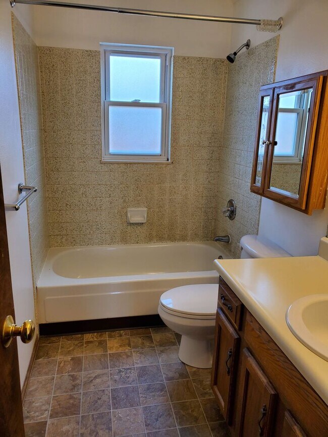 Building Photo - 2 bedroom, 1 bath - Great location!