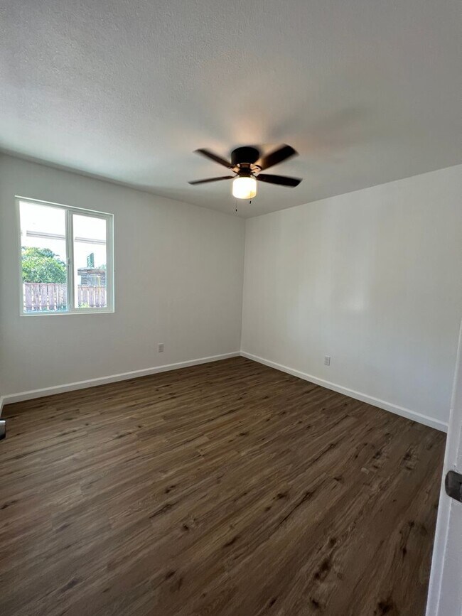 Building Photo - 3bd/1ba unit and NEWLY remodeled!!