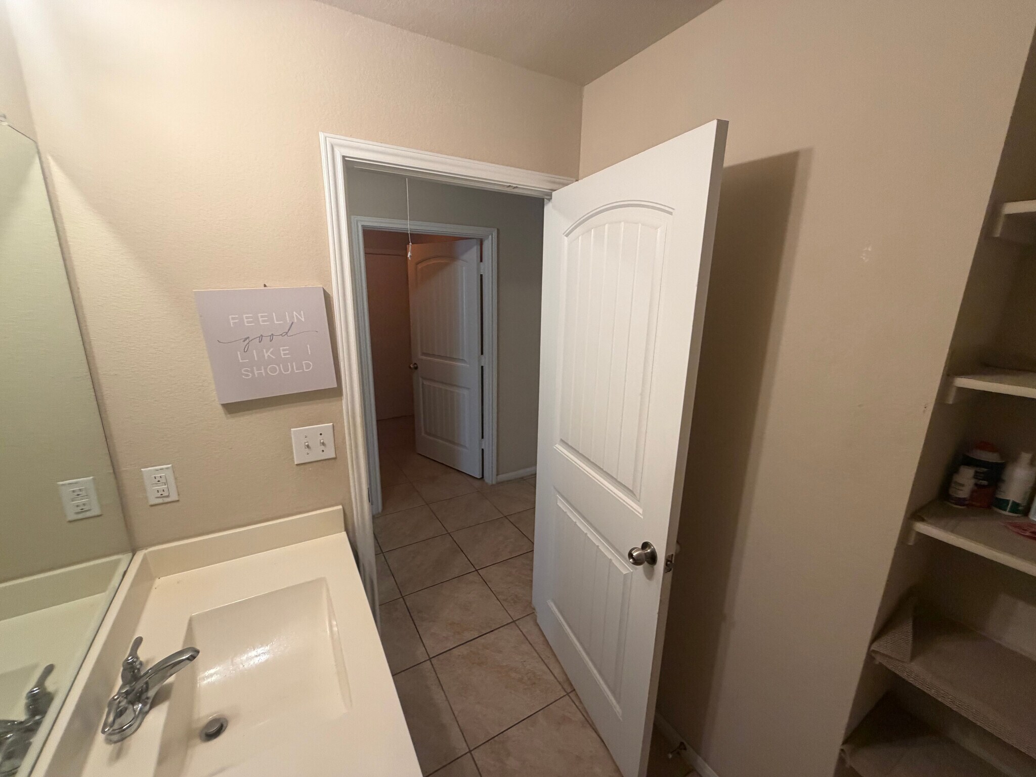 Building Photo - Room in House on Bettylou Ln