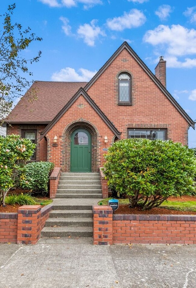 Building Photo - Stunning Air Conditioned 1931 Tudor in Cov...