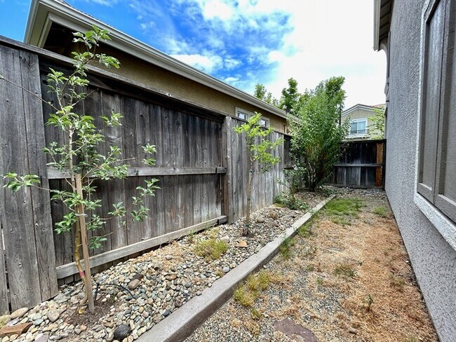 Building Photo - Gated Community! Beautiful 3bd/2.5bth in Folsom