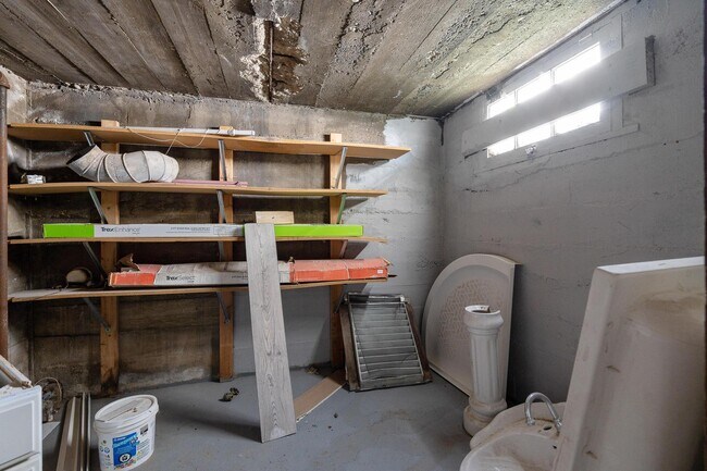 Building Photo - 135 W Hudson Ave