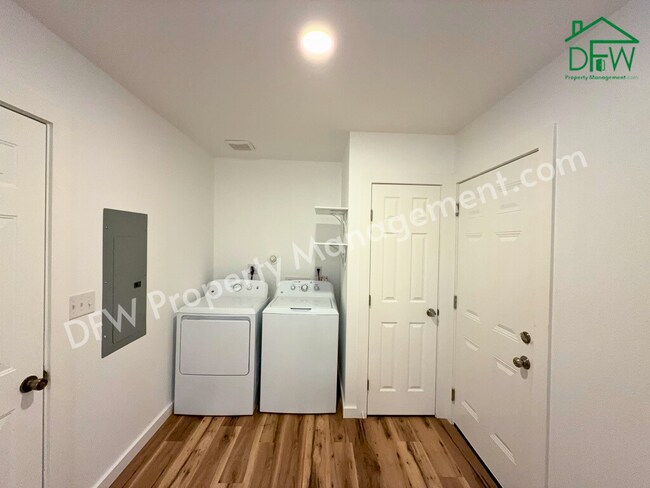 Building Photo - Fully Renovated 2-Bedroom Home Near UTA & AT&T Stadium – Modern Upgrades + Spacious Yard!