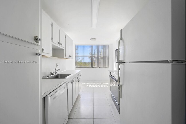 Building Photo - 1300 NE Miami Gardens Dr