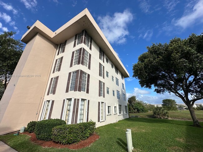 Building Photo - 3051 S Palm Aire Dr