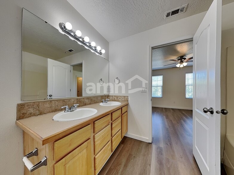Building Photo - 9707 W Brogan Dr