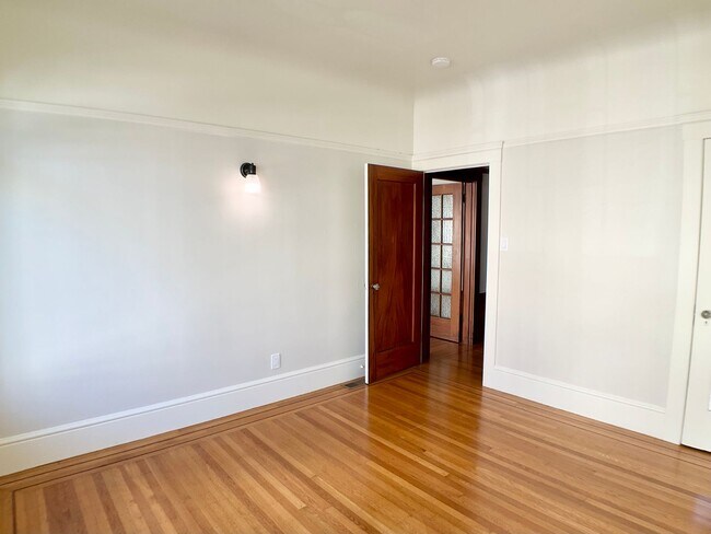 Building Photo - LARGE 2BR w/ Dining Room. PARKING AVAIL.! DISHWASHER! W/D IN-UNIT