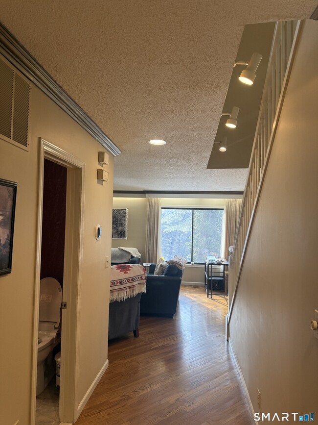 Building Photo - 8 Crossroads Ln