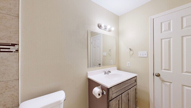 Building Photo - 2 WEEKS FREE RENT! GORGEOUS REMODELED DUPLEX WITH WASHER AND DRYER INCLUDED!